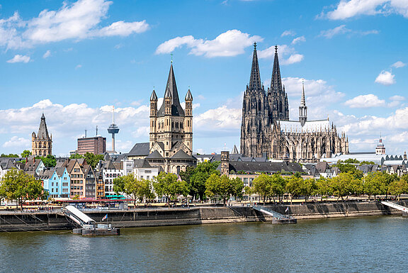 Rheinufer mit Kölner Dom in Köln Rheinufer mit Kölner Dom in Köln